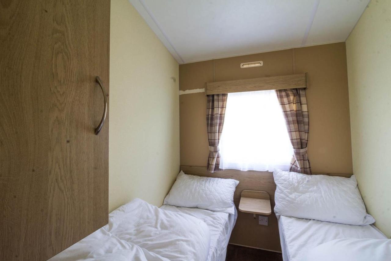 Superb 8 Berth Caravan Near Walton-On-The-Naze In Essex Ref 17175 ภายนอก รูปภาพ