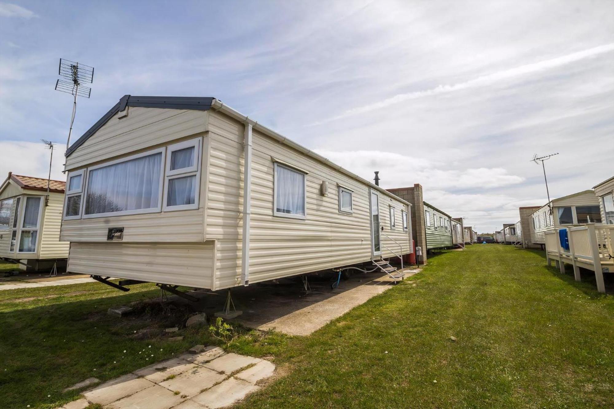 Superb 8 Berth Caravan Near Walton-On-The-Naze In Essex Ref 17175 ภายนอก รูปภาพ